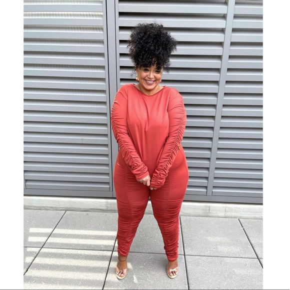 Abby Ruched Set - Picture 2 of 4